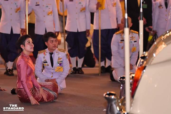 Clip Hoàng hậu Suthida ngó lơ Hoàng quý phi Thái Lan khi chạm mặt gây sốt, dân mạng bàn tán về chi tiết trên trang phục của bà - Ảnh 3.