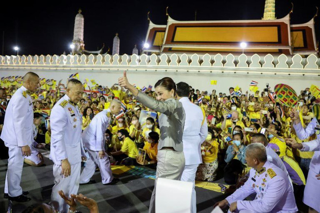 Clip Hoàng hậu Suthida ngó lơ Hoàng quý phi Thái Lan khi chạm mặt gây sốt, dân mạng bàn tán về chi tiết trên trang phục của bà - Ảnh 5.
