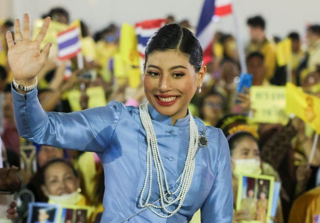 Clip Hoàng hậu Suthida ngó lơ Hoàng quý phi Thái Lan khi chạm mặt gây sốt, dân mạng bàn tán về chi tiết trên trang phục của bà - Ảnh 6.