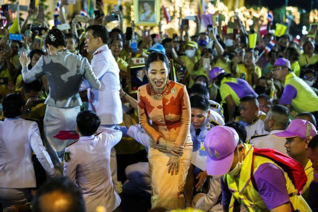 Clip Hoàng hậu Suthida ngó lơ Hoàng quý phi Thái Lan khi chạm mặt gây sốt, dân mạng bàn tán về chi tiết trên trang phục của bà - Ảnh 7.