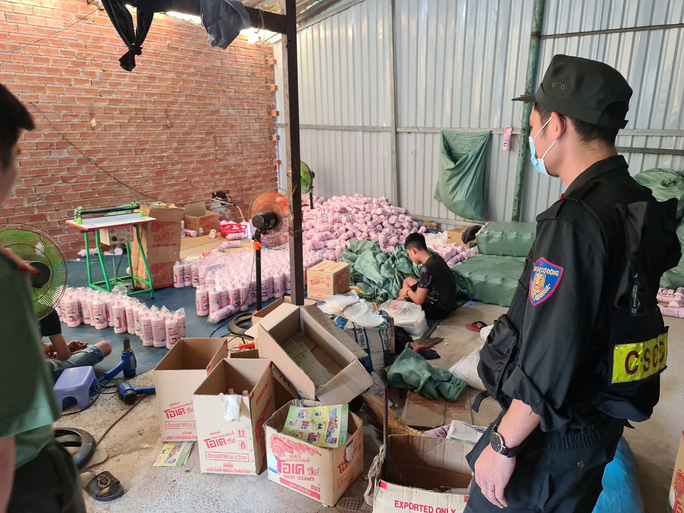 Bình Dương: Phát hiện kho hàng chứa lượng lớn nước tẩy rửa sinh hoạt giả - Ảnh 2. Bình Dương: Phát hiện kho hàng chứa lượng lớn nước tẩy rửa sinh hoạt giả - Ảnh 2.