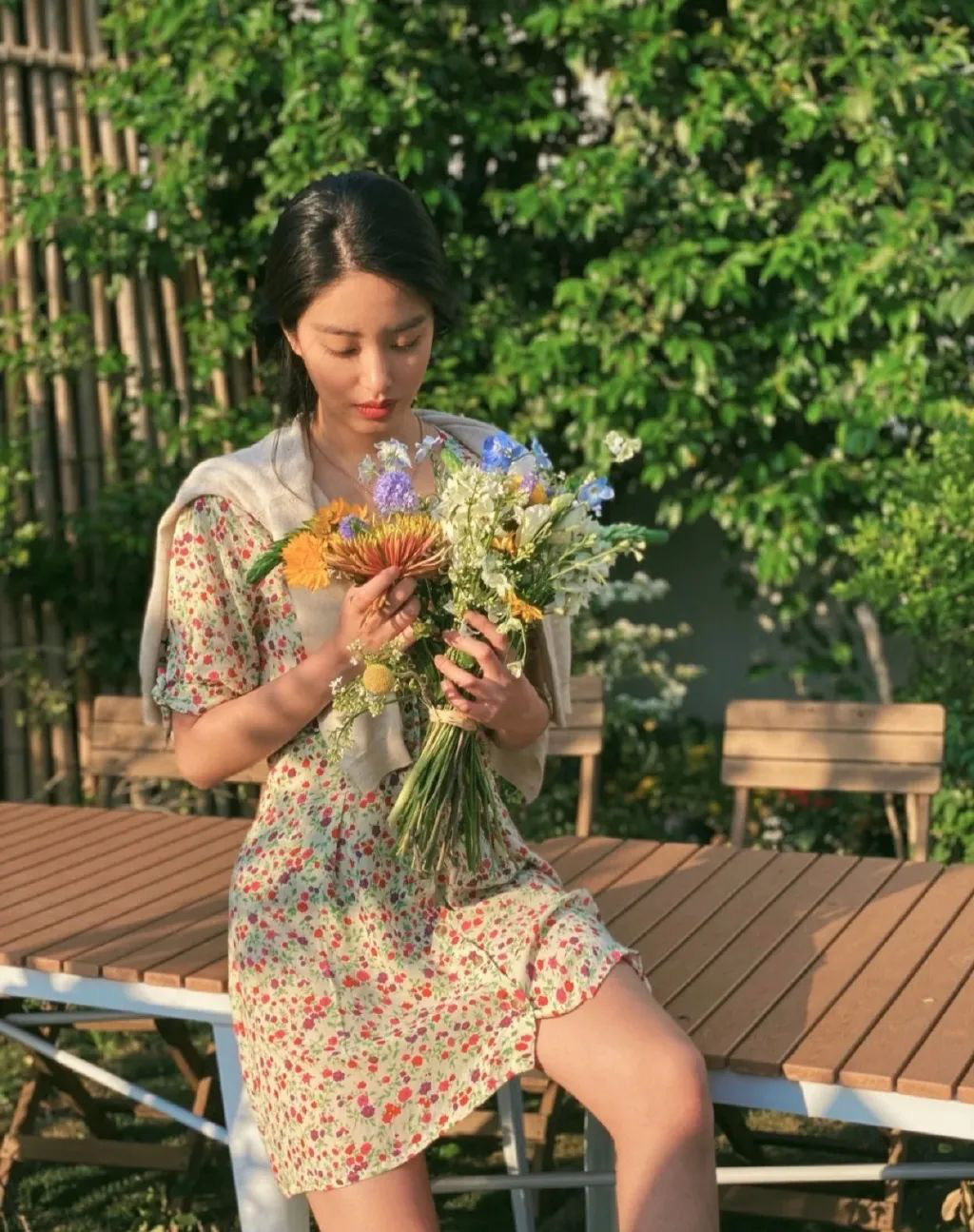 Nhìn hội gái Pháp ra ngay 3 cách diện áo cardigan mỏng xinh ngất mà cũng sành điệu ghê gớm - Ảnh 11. Nhìn hội gái Pháp ra ngay 3 cách diện áo cardigan mỏng xinh ngất mà cũng sành điệu ghê gớm - Ảnh 11.