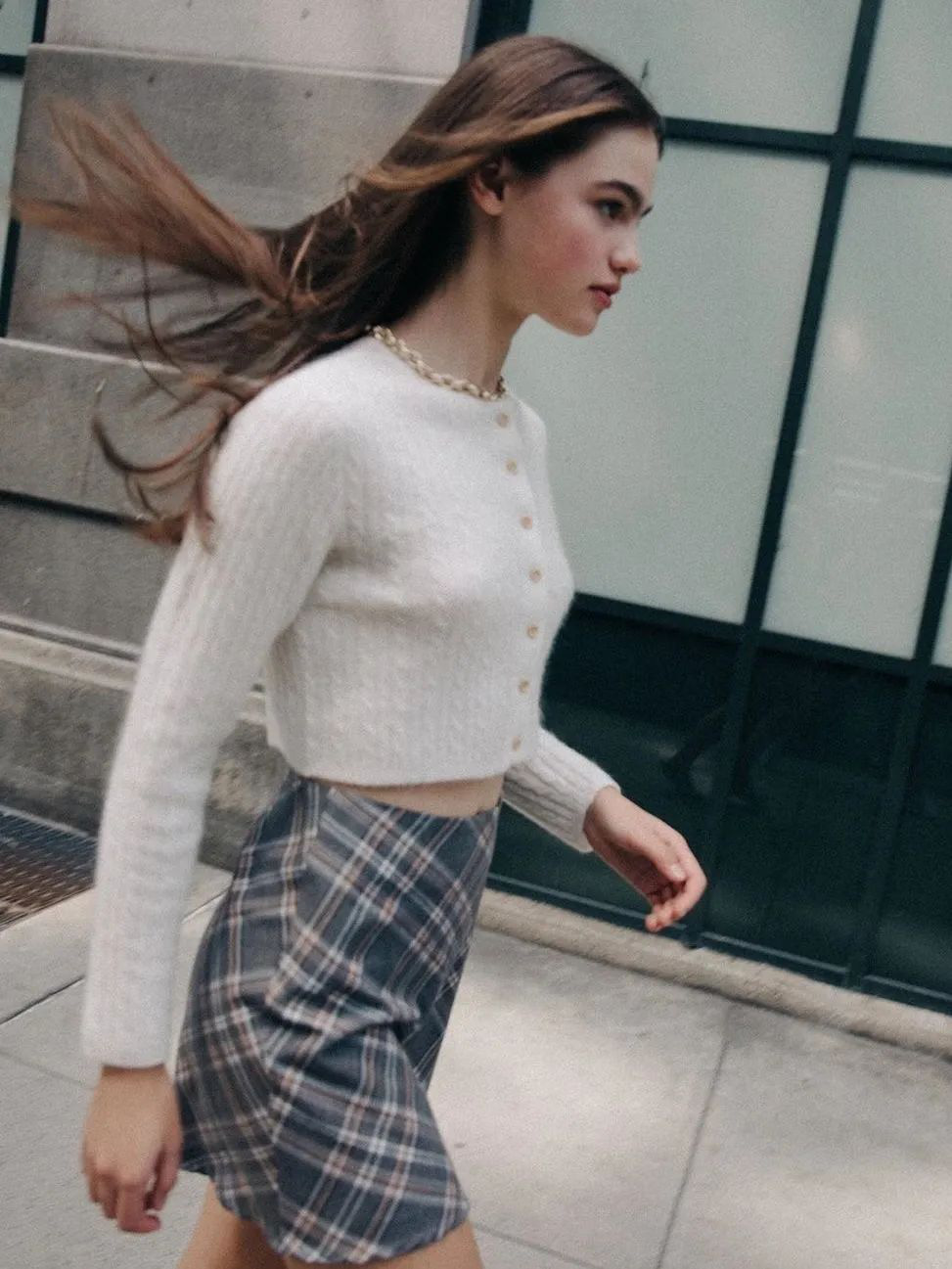 Nhìn hội gái Pháp ra ngay 3 cách diện áo cardigan mỏng xinh ngất mà cũng sành điệu ghê gớm - Ảnh 3. Nhìn hội gái Pháp ra ngay 3 cách diện áo cardigan mỏng xinh ngất mà cũng sành điệu ghê gớm - Ảnh 3.
