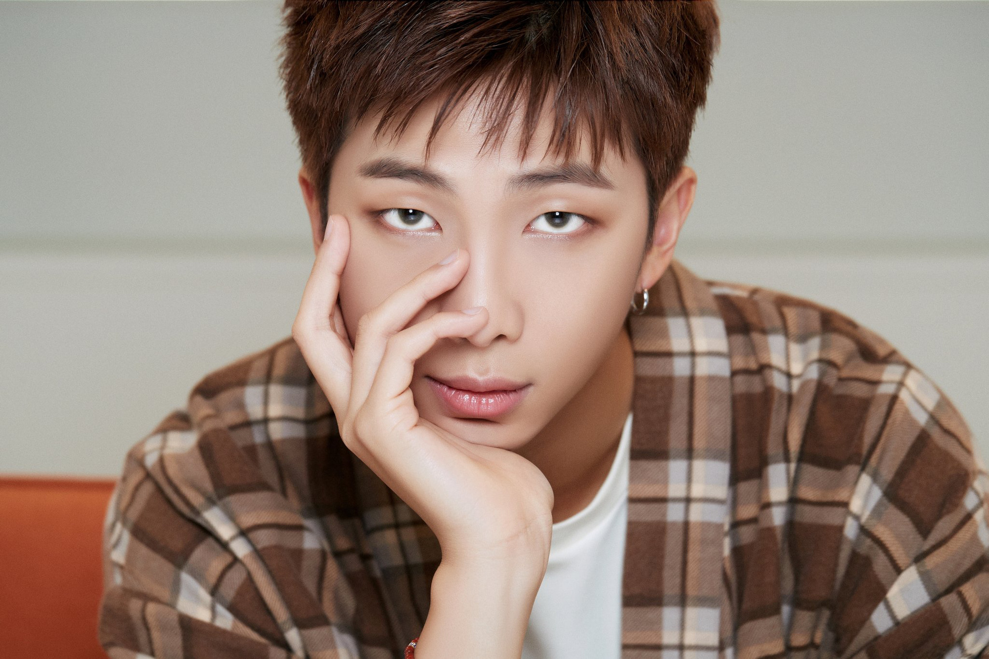 Thuyết âm mưu" lộ diện sau ảnh teaser của RM (BTS)