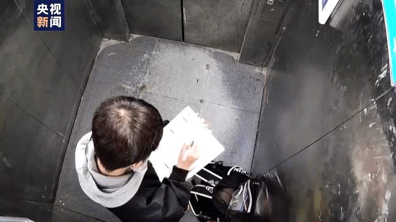 Bé trai bị kẹt trong thang máy suốt 20 phút nhưng vẫn bình tĩnh làm bài tập về nhà, đáng chú ý nhất là câu nói khi kêu cứu - Ảnh 1.