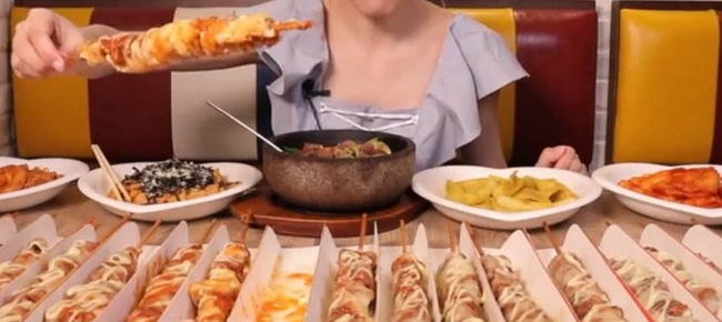 Nữ Mukbang gặp rủi ro ngàn cân treo sợi tóc nhưng may mắn thoát nạn sau 9 ngày thay máu, tâm sự của người mẹ đầy xúc động - Ảnh 1.