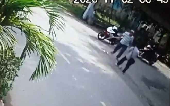 Clip: Người bán vé số bị người đàn ông đánh vào ngực, ngã khuỵu xuống vỉa hè ở Sài Gòn vì mời mua 2 lần? - Ảnh 1.