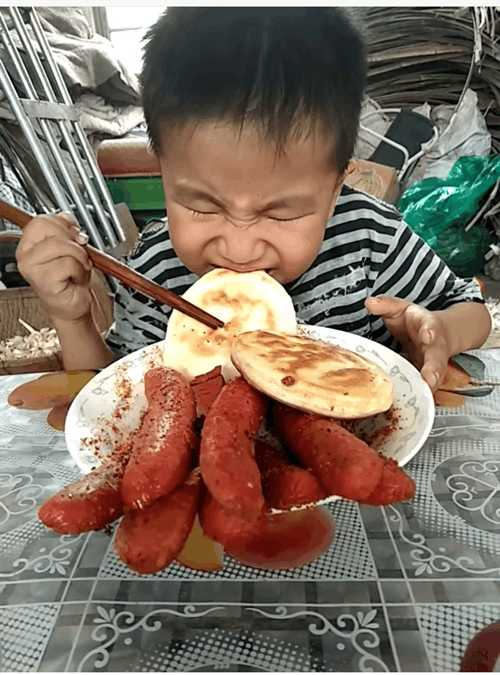 Thấy con than đói sau khi đi học về, bà mẹ tức giận đến chất vấn cô giáo mới phát hiện ra sự thật khiến ai cũng ngỡ ngàng - Ảnh 2.