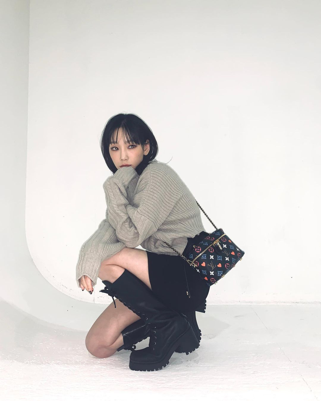 Street style của sao Hàn bước vào tháng 11: đơn giản, dễ học theo mà diện cho mùa lạnh chỉ có đẹp thôi! - Ảnh 8. Street style của sao Hàn bước vào tháng 11: đơn giản, dễ học theo mà diện cho mùa lạnh chỉ có đẹp thôi! - Ảnh 8.