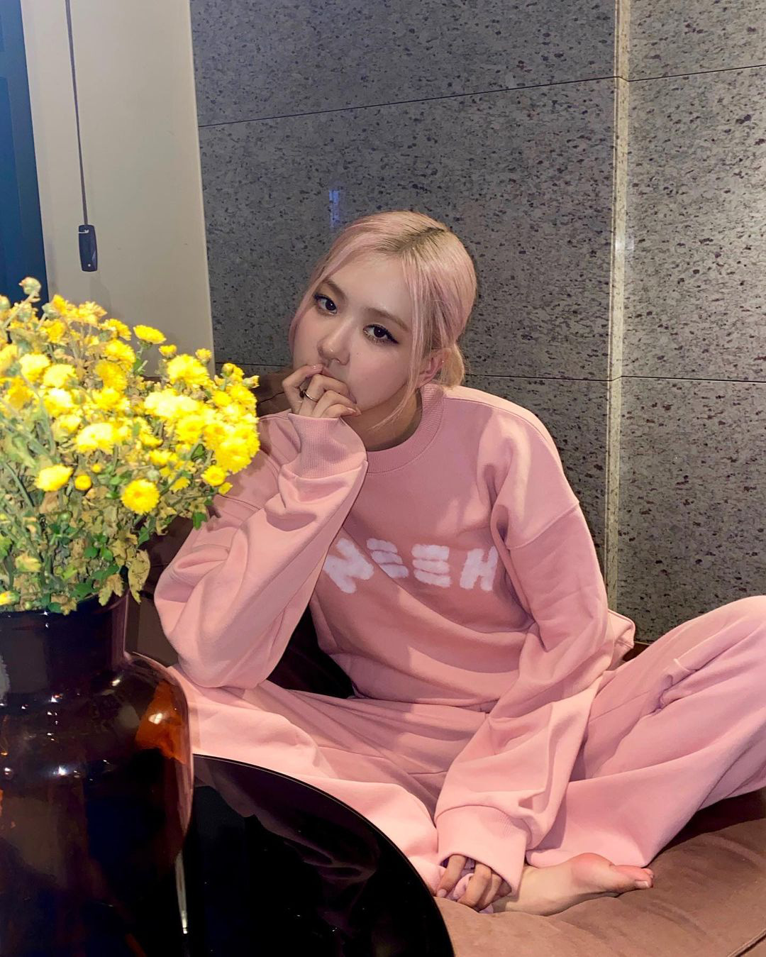 Street style của sao Hàn bước vào tháng 11: đơn giản, dễ học theo mà diện cho mùa lạnh chỉ có đẹp thôi! - Ảnh 5. Street style của sao Hàn bước vào tháng 11: đơn giản, dễ học theo mà diện cho mùa lạnh chỉ có đẹp thôi! - Ảnh 5.