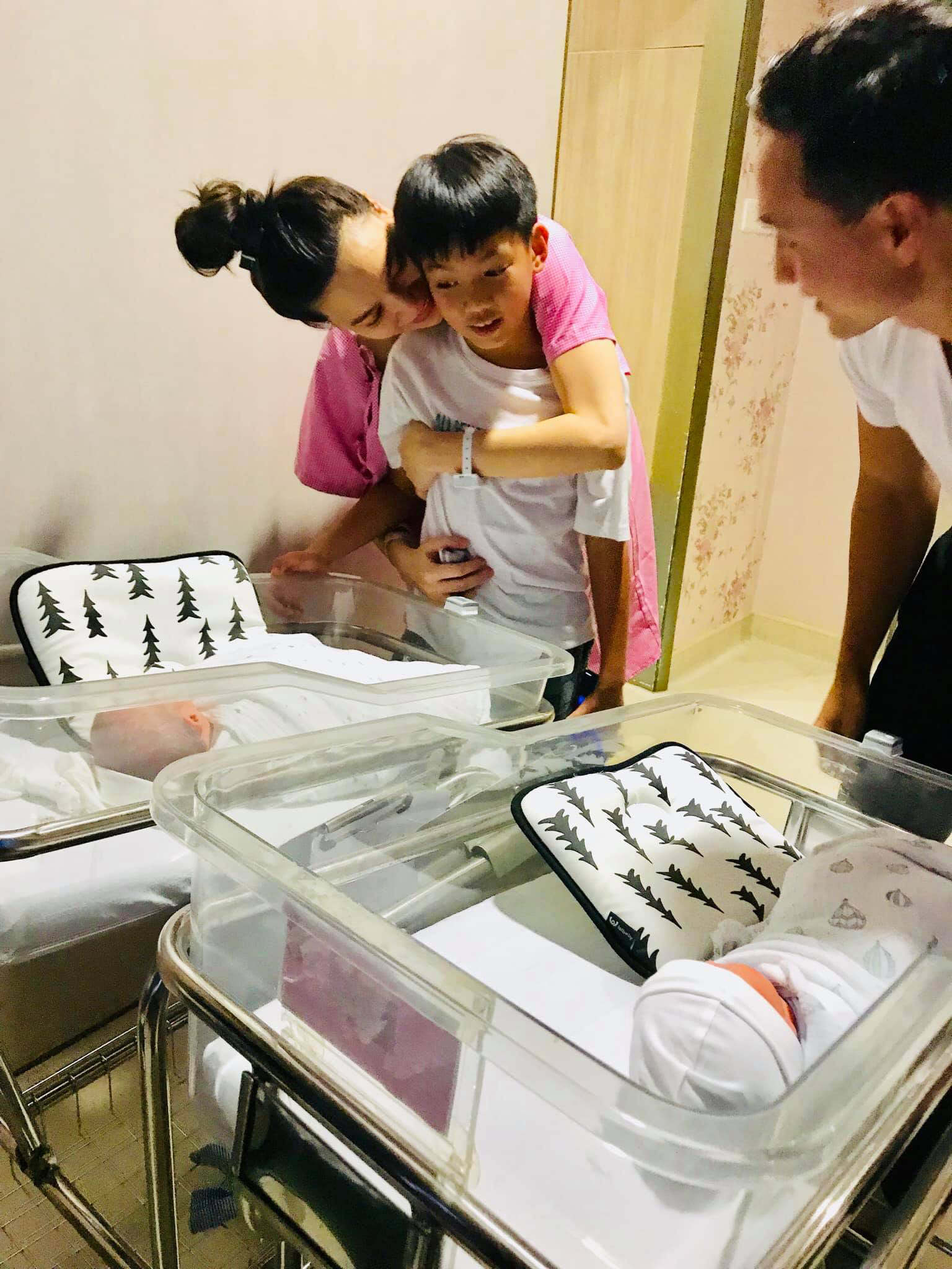 Ha Ho was officially released from the hospital after 4 days of giving birth to two boys and girls, his biological mother revealed a rare moment when her daughter 