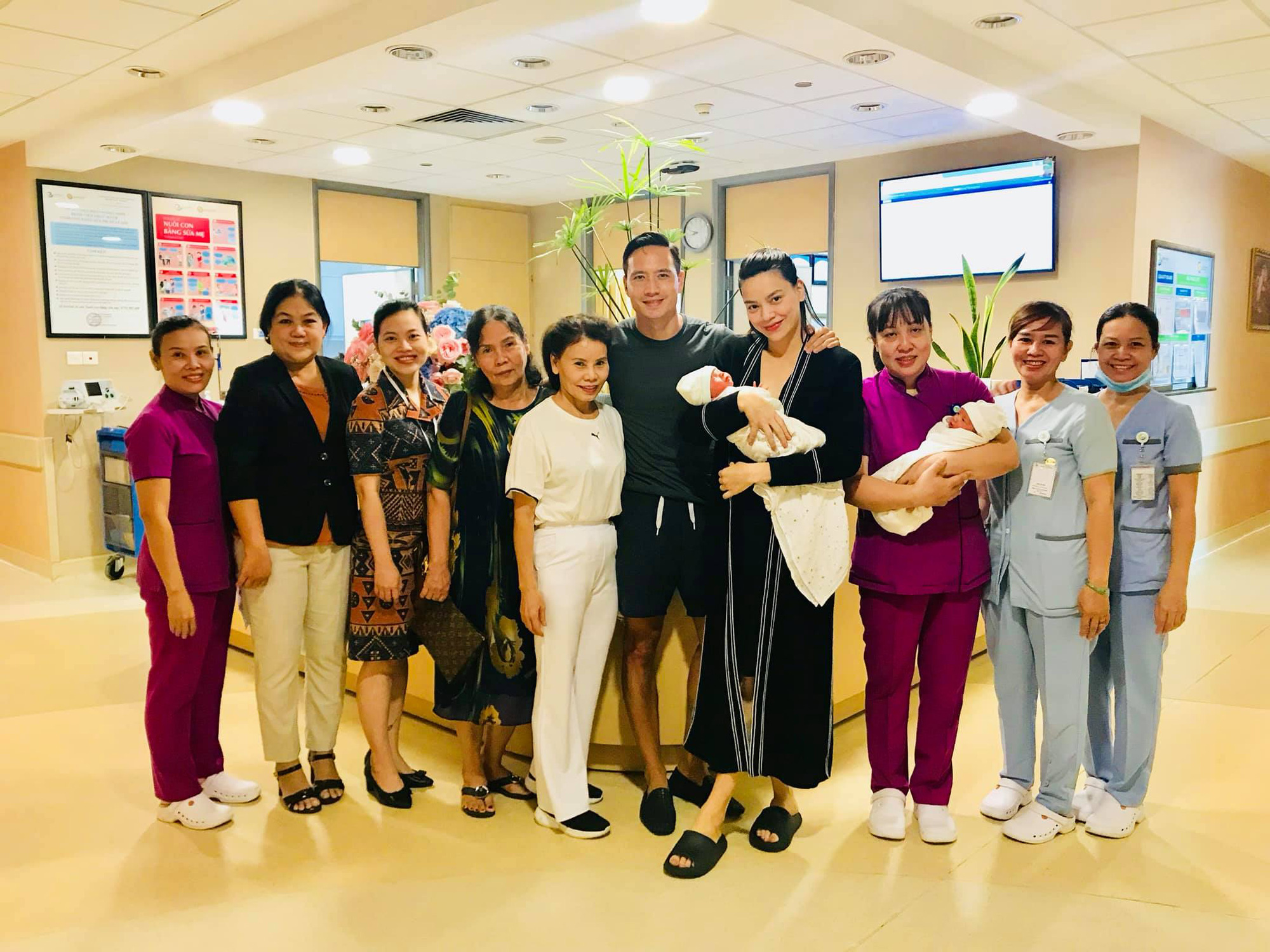 Ha Ho was officially released from the hospital after 4 days of giving birth to two boys and girls, his biological mother revealed the rare moment when her daughter 