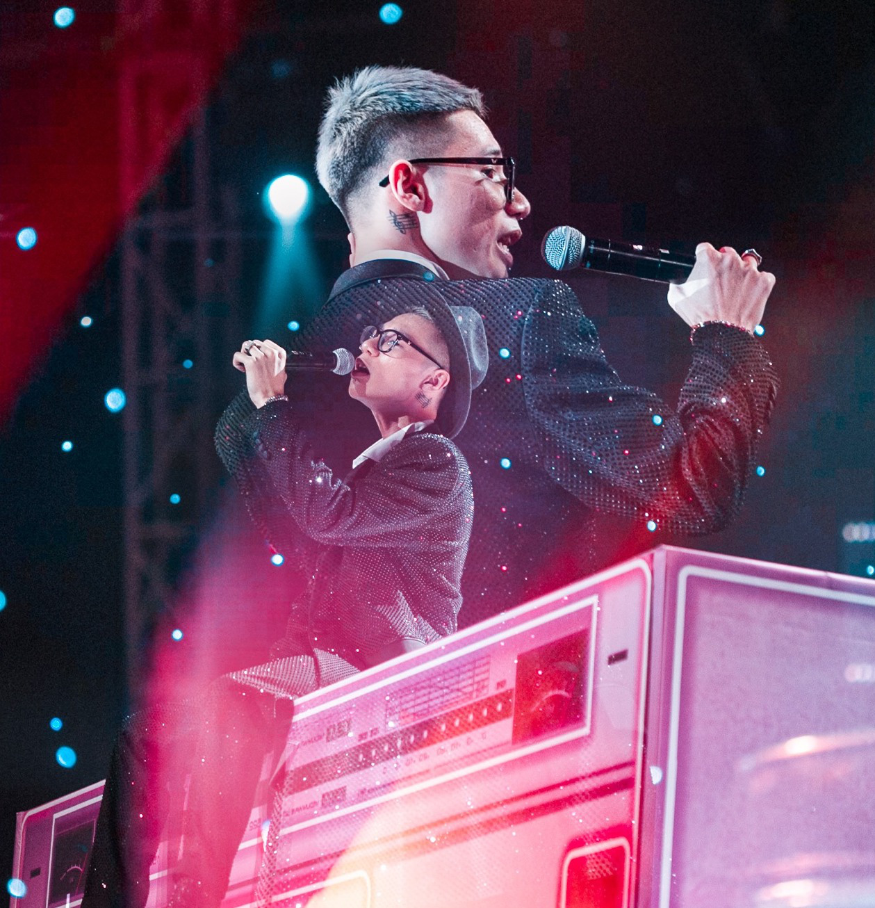 Dù là đối thủ đêm Chung kết, Tlinh - MCK vẫn tình bể bình, xem phản ứng theo dõi tiết mục đối phương là rõ! - Ảnh 1. Dù là đối thủ đêm Chung kết, Tlinh - MCK vẫn tình bể bình, xem phản ứng theo dõi tiết mục đối phương là rõ! - Ảnh 1.