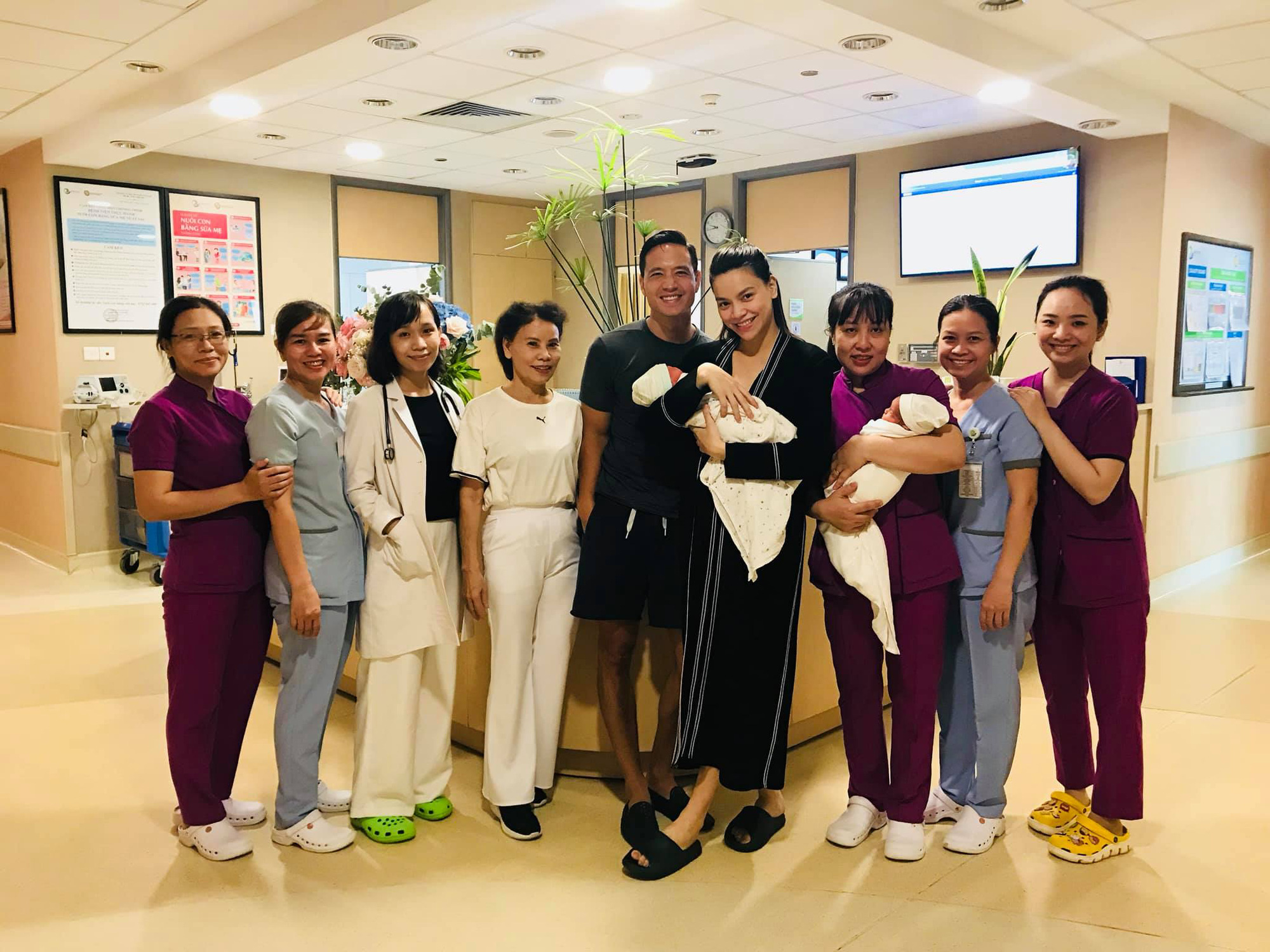 Ha Ho was officially released from the hospital after 4 days of giving birth to a couple of boys and girls, his biological mother revealed the rare moment when her daughter 