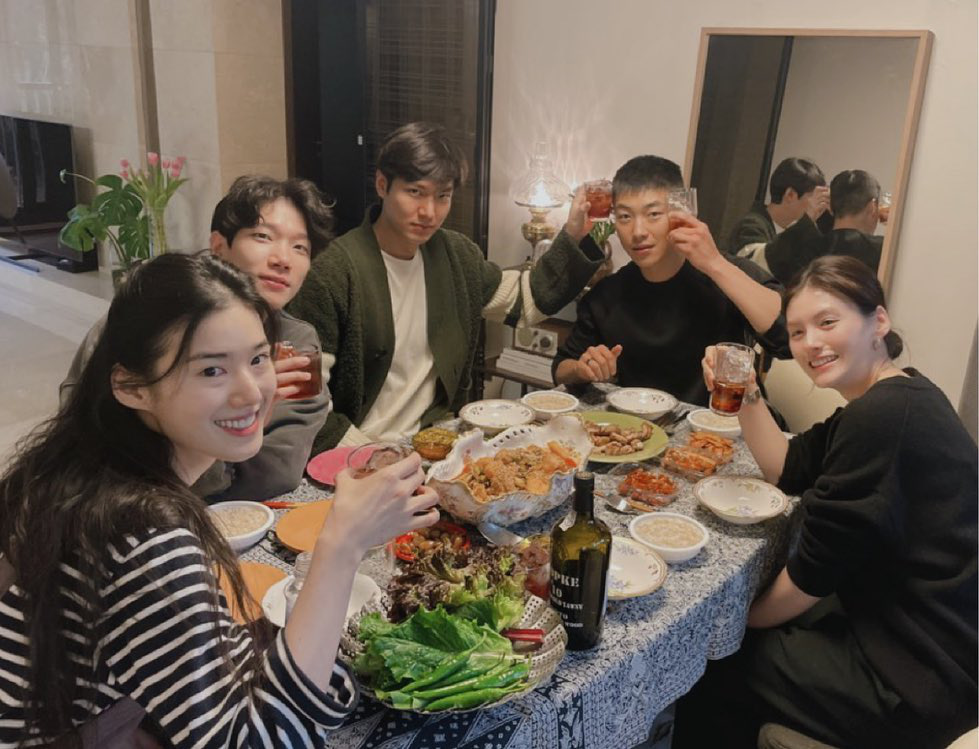 The photo caused a storm: Lee Min Ho - Kim Go Eun together for the first time after the news of the dating, met the big star Army King Immortal - Photo 2.