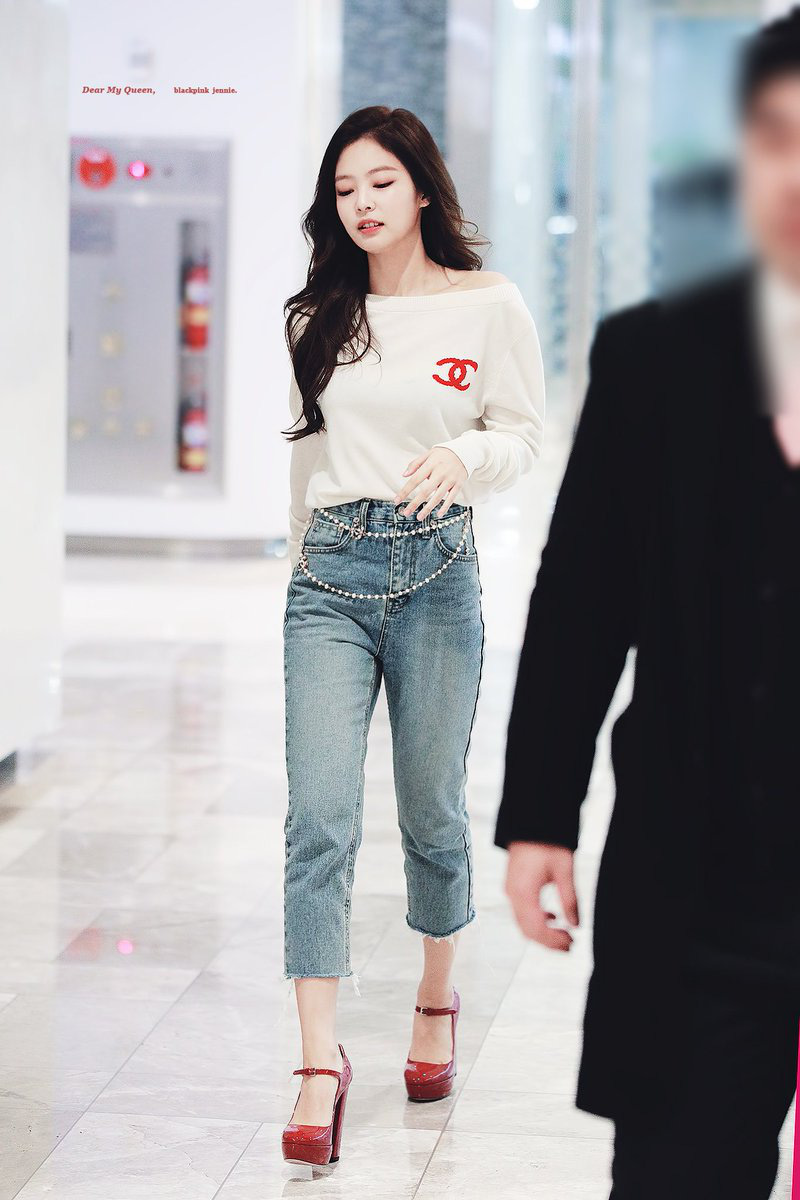 Sắp kỷ niệm 2 năm ngày debut với SOLO, cùng điểm lại những set đồ iconic nhất trong đợt quảng bá của Jennie - Ảnh 14. Sắp kỷ niệm 2 năm ngày debut với SOLO, cùng điểm lại những set đồ iconic nhất trong đợt quảng bá của Jennie - Ảnh 14.