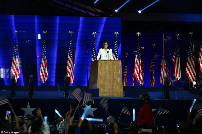Vừa nhận tin chiến thắng, nữ Phó Tổng thống Mỹ đắc cử đã gửi thông điệp gây xúc động nghẹn ngào và loạt ảnh hiếm thấy của bà khi còn nhỏ - Ảnh 2.