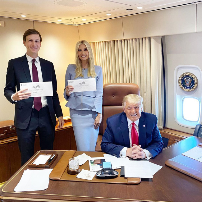 Động thái khó hiểu của nữ thần Ivanka Trump khi đối thủ của cha giành chiến thắng, trở thành chủ nhân mới của Nhà Trắng - Ảnh 1.