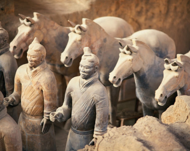 Bí ẩn tượng binh mã trong lăng mộ Tần Thủy Hoàng: Tại sao nhiều chiến binh đất nung nắm chặt tay không, vũ khí của họ đâu mất rồi? - Ảnh 3.