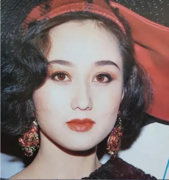 Hoa hậu châu Á Lợi Trí thời trẻ: Gương mặt hoàn mỹ, body chữ S, bảo sao Lý Liên Kiệt và trùm sòng bạc Macau mê như điếu đổ - Ảnh 3.