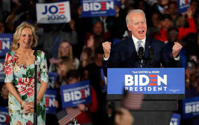 Khoảnh khắc người vợ t&agrave;o khang x&ocirc;ng ra che chắn bảo vệ &ocirc;ng Joe Biden khi bị người lạ tiếp cận g&acirc;y sốt MXH v&agrave; c&acirc;u chuyện đằng sau - Ảnh 6.