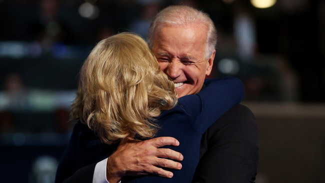 Khoảnh khắc người vợ tào khang xông ra che chắn bảo vệ ông Joe Biden khi bị người lạ tiếp cận gây sốt MXH và câu chuyện đằng sau - Ảnh 7.