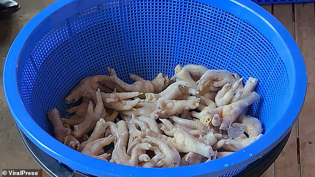 Kinh hoàng cảnh tượng công nhân xưởng chế biến chân gà dùng miệng tách xương, mỗi ngày tiêu thụ hơn 500 kg da gà - Ảnh 3.