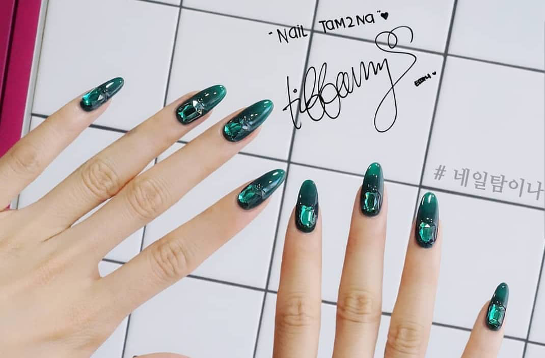 Hãy khám phá xu hướng năm 2024 với một mẫu nail sao Hàn xanh rêu thật tuyệt vời. Với những gam màu tươi trẻ và trang trí đầy sáng tạo, bộ nails của bạn sẽ thể hiện được phong cách Hàn Quốc đầy sành điệu và hiện đại.