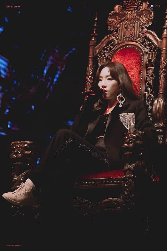 Taeyeon và Sana (TWICE) ngồi chung 1 chiếc ghế hàng sỉ lẻ: Người khí chất làm King, người thần thái như Queen làm fan “ship” rần rần! - Ảnh 2.