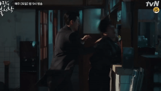 Crash Landing on You tập 11: Căng thẳng nghẹt thở xem Hyun Bin v&agrave; Son Ye Jin tho&aacute;t khỏi đường đạn tử thần - Ảnh 1.