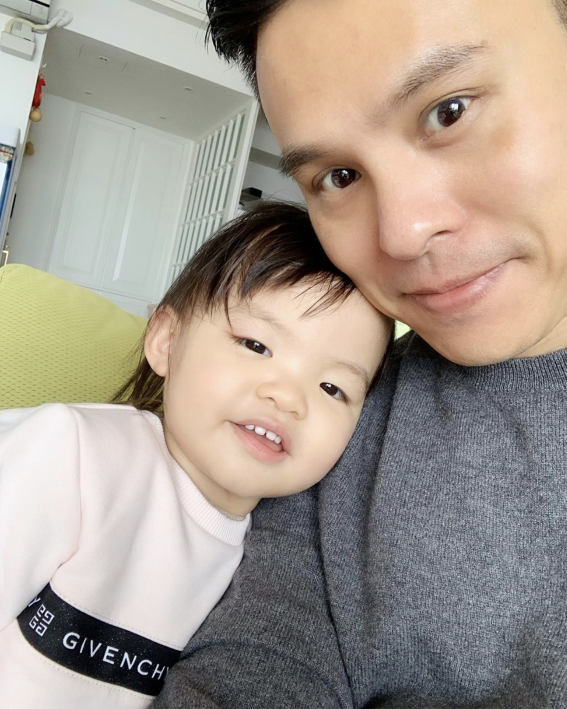 Si&ecirc;u mẫu H&ugrave;ng Đại L&acirc;m khoe ảnh gia đ&igrave;nh nhưng Cnet chỉ ch&uacute; &yacute; tới nhan sắc kh&aacute;c biệt r&otilde; rệt của 2 nh&oacute;c sinh đ&ocirc;i - Ảnh 6.