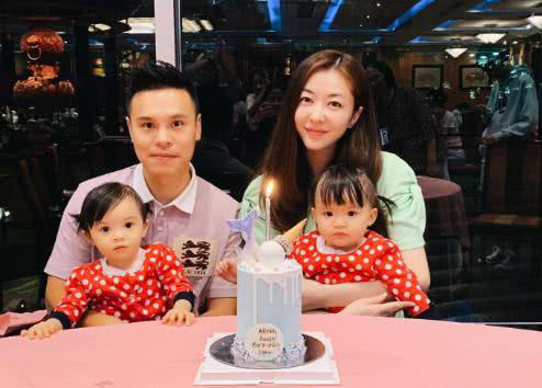 Si&ecirc;u mẫu H&ugrave;ng Đại L&acirc;m khoe ảnh gia đ&igrave;nh nhưng Cnet chỉ ch&uacute; &yacute; tới nhan sắc kh&aacute;c biệt r&otilde; rệt của 2 nh&oacute;c sinh đ&ocirc;i - Ảnh 3.