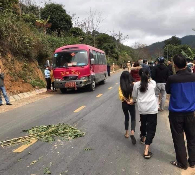 Sơn La: Xe máy va chạm kinh hoàng với xe khách, 3 người trong gia đình tử vong thương tâm - Ảnh 1.