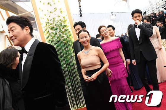 Dàn sao Ký sinh trùng gây sốt khi làm trò trên thảm đỏ Oscar 2020, nữ hoàng phim nóng và Park So Dam chiếm trọn spotlight - Ảnh 2.