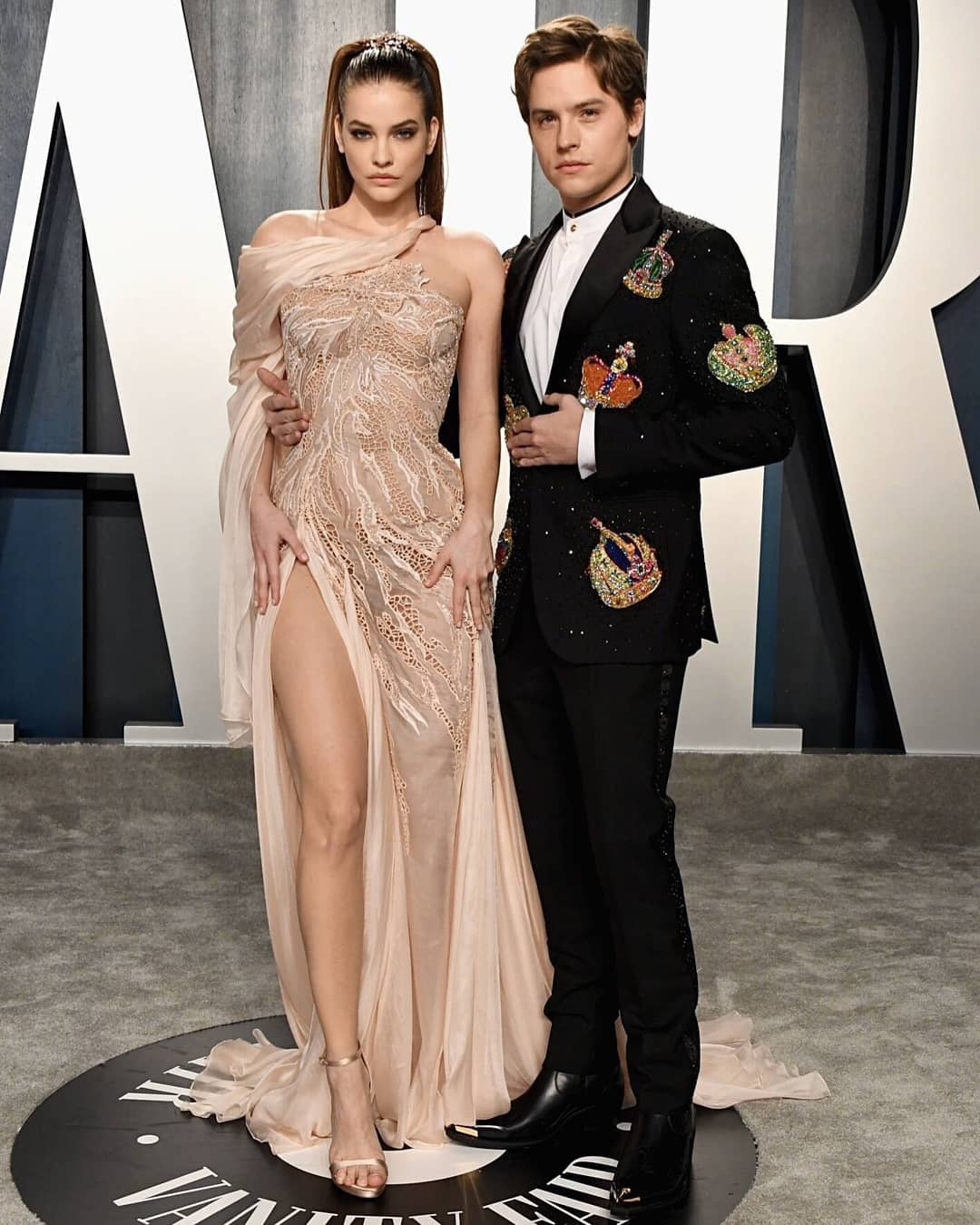 Tiệc hậu Oscar: Các sao lên đồ xuất sắc hơn hẳn sự kiện chính, hot nhất là Kylie Jenner với bộ váy bó đến độ... không ngồi được - Ảnh 2.
