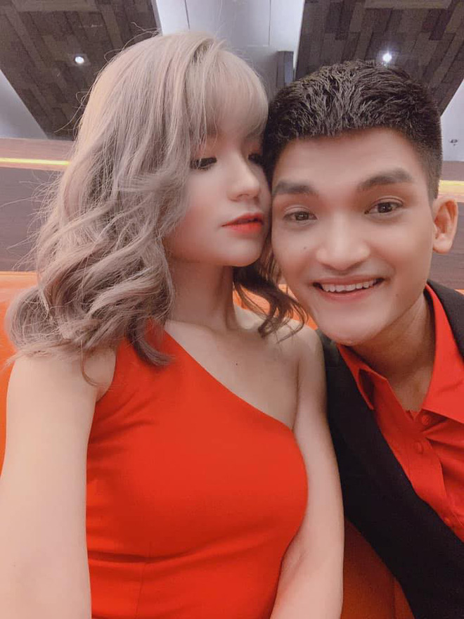 Nhận hoa cưới từ Duy Mạnh, Mạc Văn Khoa kho&aacute; m&ocirc;i bạn g&aacute;i hot girl nồng ch&aacute;y: Tổng duyệt trước ng&agrave;y trọng đại trong năm nay? - Ảnh 5.