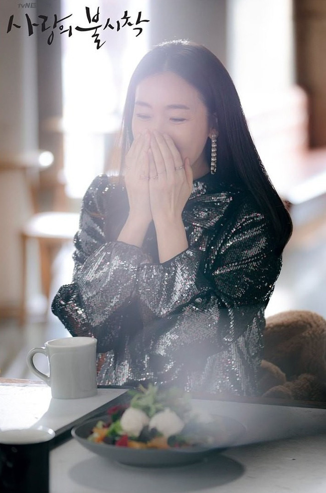 Xuất hiện vài phút trong Hạ Cánh Nơi Anh, Choi Ji Woo đem đến đẳng cấp khác hẳn cho chiếc đầm 22 triệu, đẹp ăn đứt người mẫu - Ảnh 4.