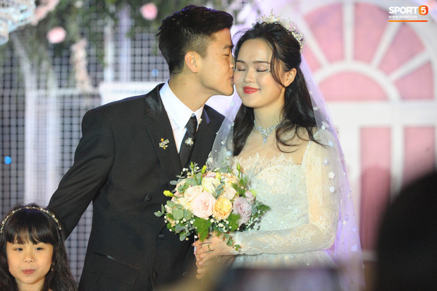 Lộ clip chú rể Duy Mạnh hát cực ngọt ở hôn lễ, nhưng phần vũ đạo bối rối của Quỳnh Anh bên mới chiếm spotlight - Ảnh 3.