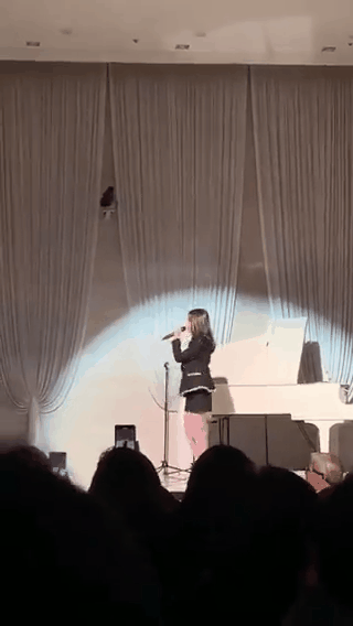 G&oacute;c đ&aacute;ng y&ecirc;u: Zico, Crush, Penomeco nhảy tưng theo IU trong đ&aacute;m cưới, fanboy ch&iacute;nh hiệu đ&acirc;y chứ đ&acirc;u - Ảnh 2.