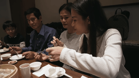 Đánh liều “đối đầu” với virus Corona, Đông Nhi - Ông Cao Thắng rủ cả gia đình du lịch Đài Loan dịp đầu năm, vui vẻ đi ăn uống khắp nơi - Ảnh 10.