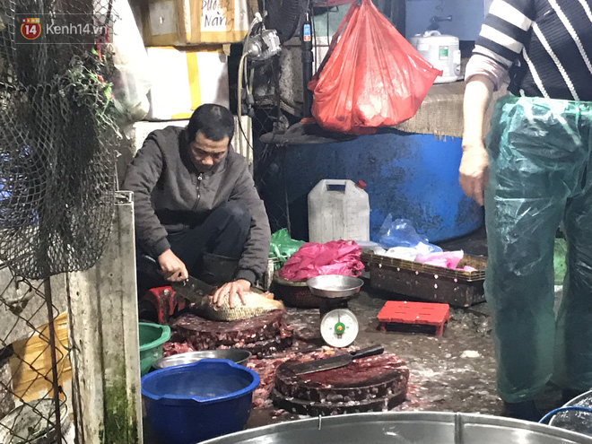 Dùng tay không để lựa chọn thịt tươi sống khi đi chợ, hành động thường thấy có thể gây nguy hại cho nhiều bà nội trợ mùa dịch Corona - Ảnh 9.