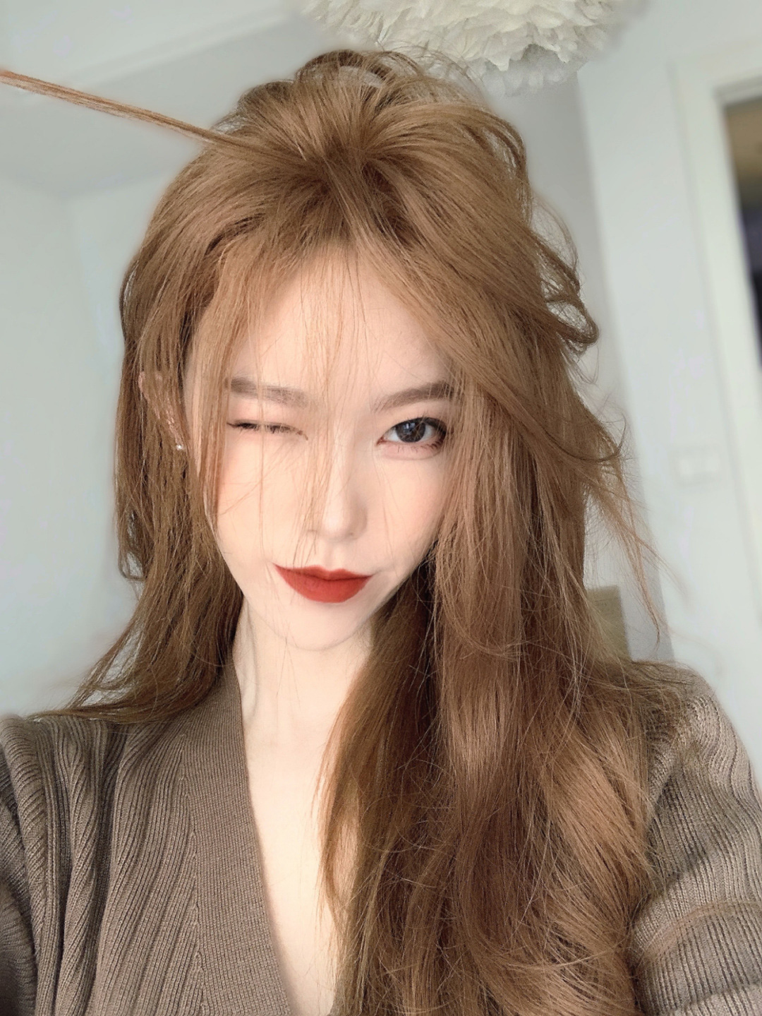 Cách sấy tóc vừa nhanh khô lại tạo độ phồng, cho tóc bồng bềnh xịn chẳng thua ngoài tiệm - Ảnh 1. Cách sấy tóc vừa nhanh khô lại tạo độ phồng, cho tóc bồng bềnh xịn chẳng thua ngoài tiệm - Ảnh 1.