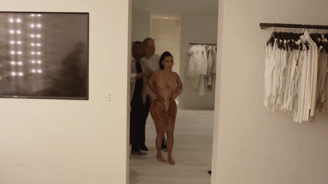 Kim Kardashian: Ham diện đầm siết chặt đến mức không thể ngồi hay đi lại như bình thường, nhìn thôi cũng thấy khó thở - Ảnh 4.