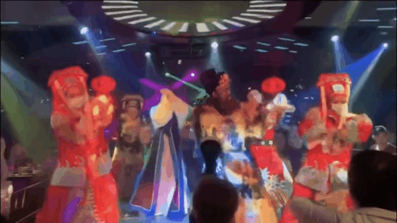 Chết cười với clip bộ sậu Bao C&ocirc;ng s&aacute;ng ph&aacute; &aacute;n tối l&ecirc;n bar, quẩy điệu Kh&aacute; Bảnh th&igrave; chẳng ai giỏi bằng - Ảnh 3.