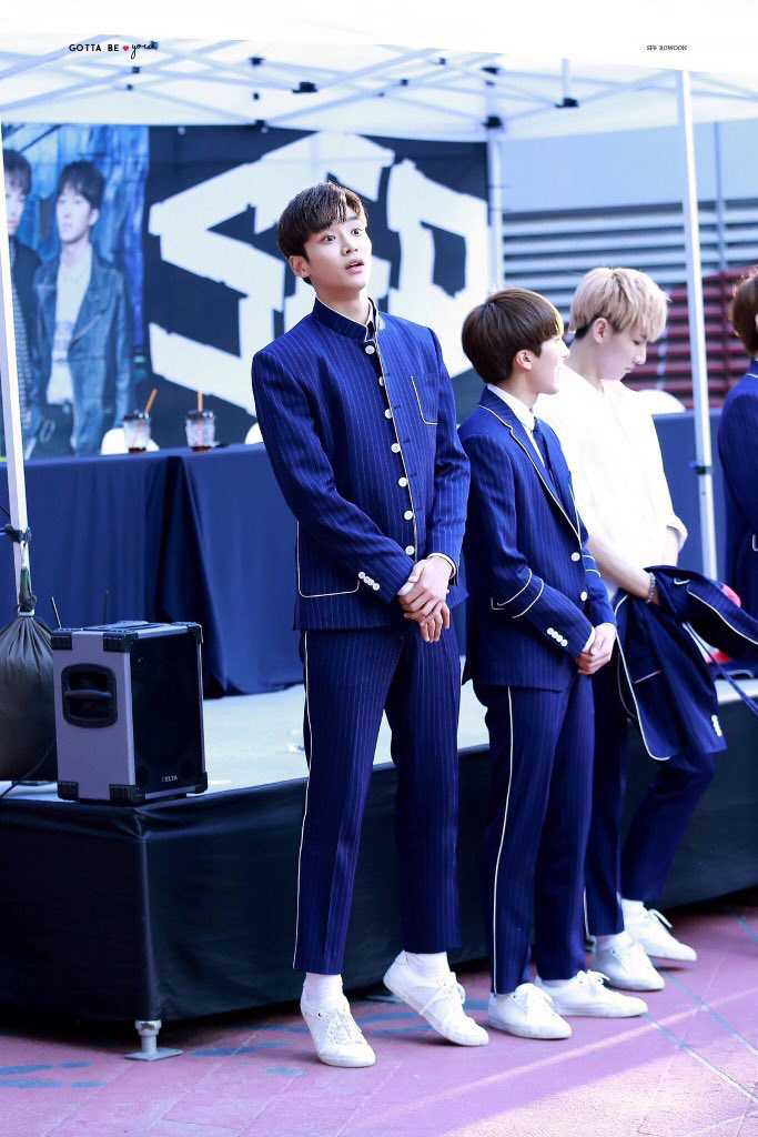 Đứng cuối sân khấu nhưng nam idol mới nổi vẫn giật spotlight, biến dàn mỹ nam nhà SM thành “chú lùn” nhờ chiều cao 1m91 siêu soái - Ảnh 6. Đứng cuối sân khấu nhưng nam idol mới nổi vẫn giật spotlight, biến dàn mỹ nam nhà SM thành “chú lùn” nhờ chiều cao 1m91 siêu soái - Ảnh 6.