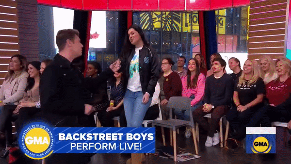 Tái xuất trên truyền hình, nhóm nhạc huyền thoại Backstreet Boys còn giúp 2 fan cầu hôn thành công - Ảnh 4.