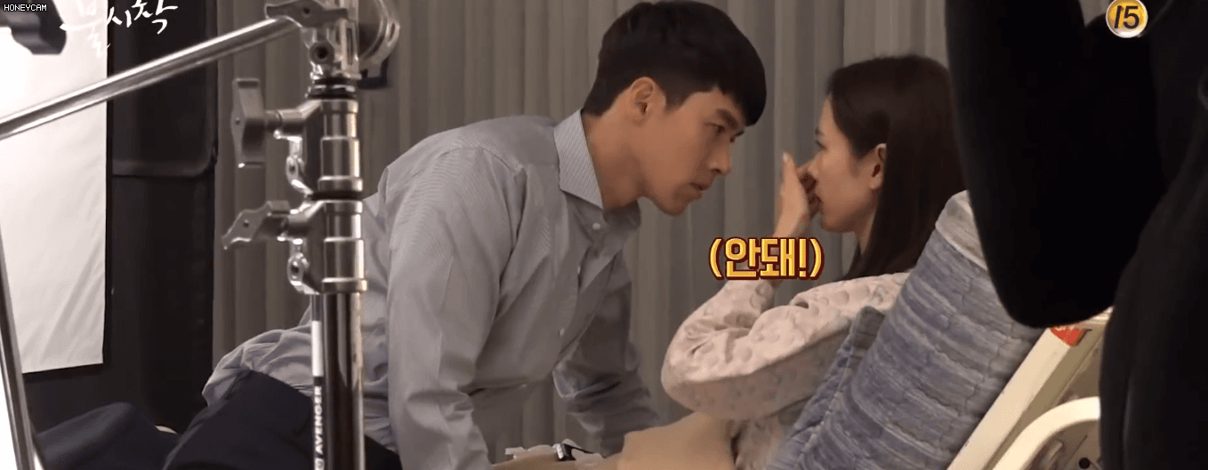 Hậu trường Crash Landing on You tập 14: Bị Son Ye Jin cản hôn vì hấp tấp, Hyun Bin lườm nguýt giận dỗi người yêu - Ảnh 3.