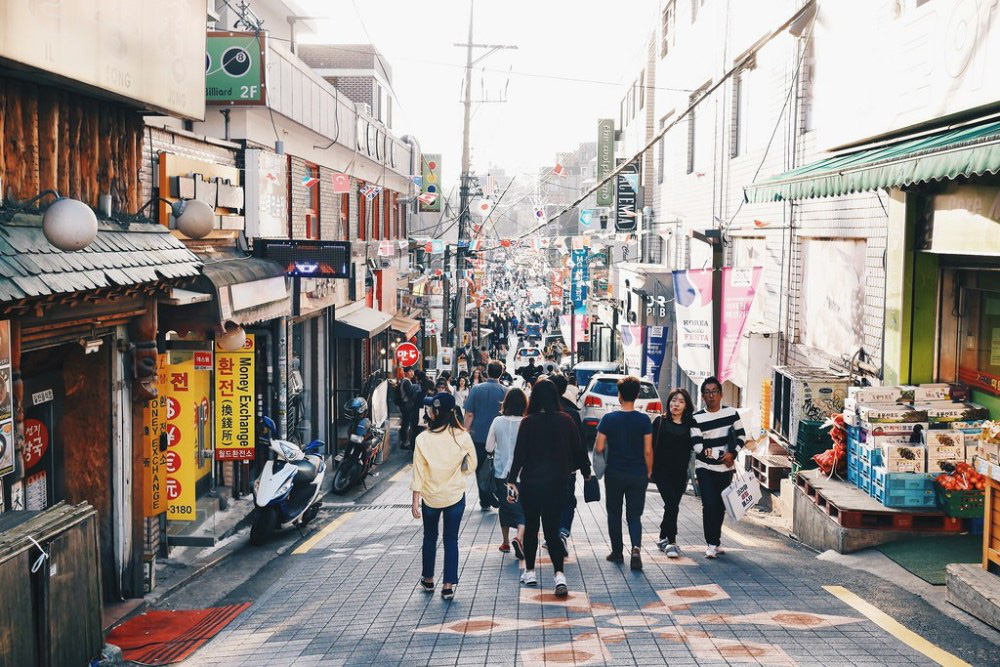 Итэвон. Итэвон Корея. Сеул Itaewon. Итхэвон район Сеула. Итэвон улица в Корее.