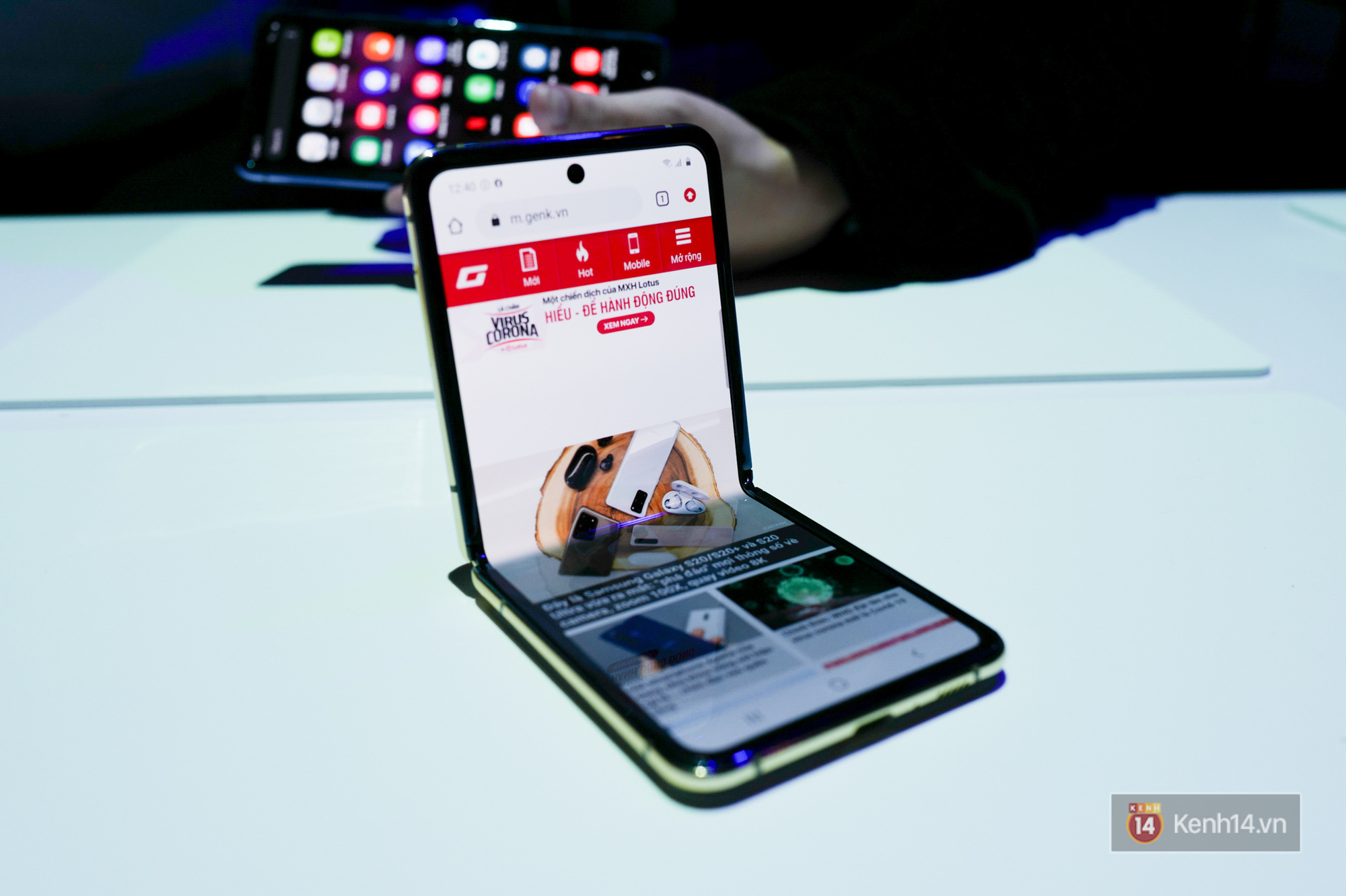 Cận cảnh Galaxy Z Flip: Smartphone màn hình gập 