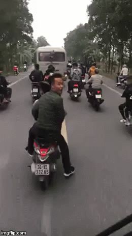 Nhóm thanh niên chạy xe máy lạng lách, chặn đầu cà khịa xe ô tô chở tân binh nhập ngũ gây bức xúc trên mạng xã hội - Ảnh 2.